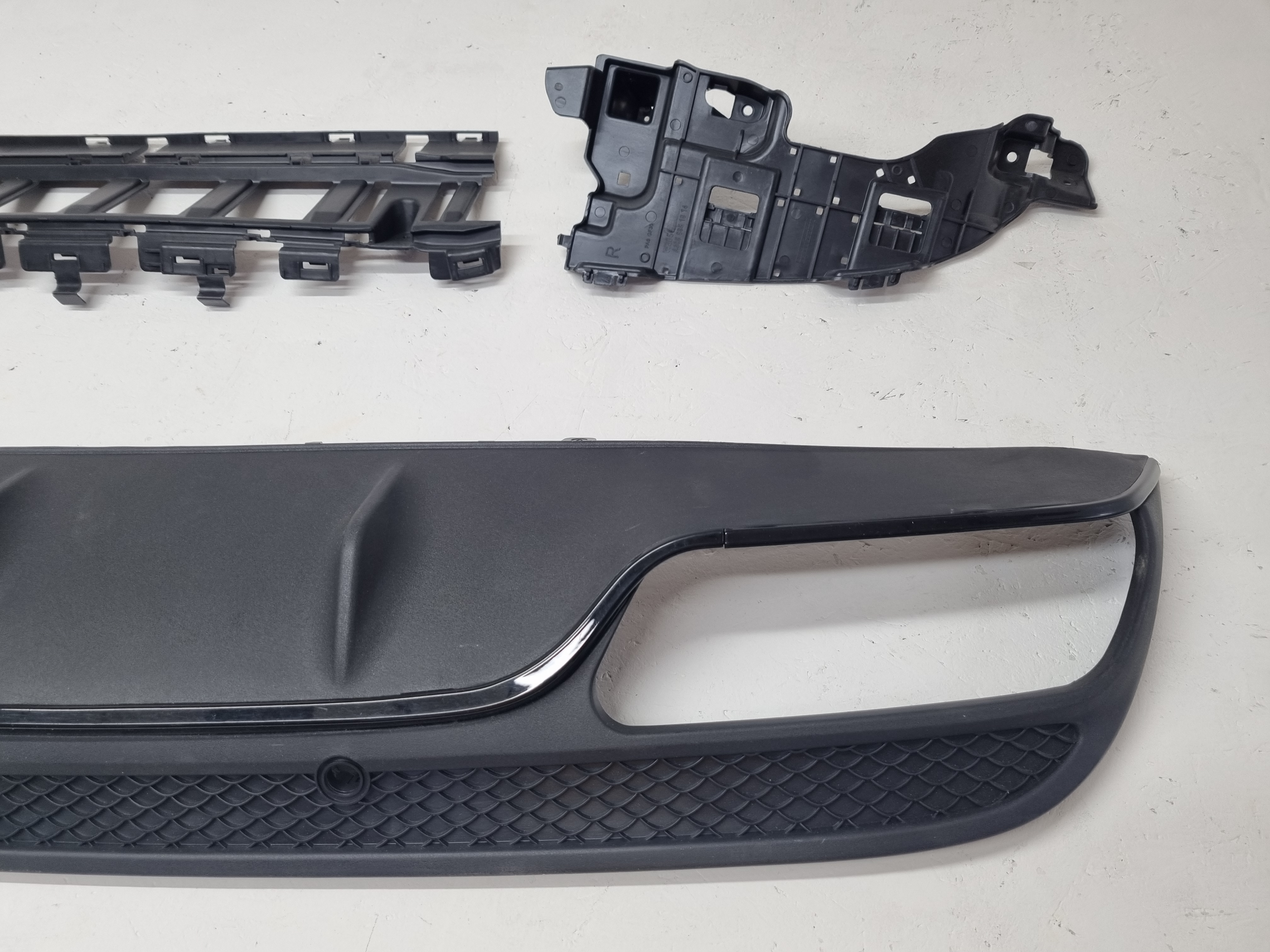 Дефект 4 Mercedes W205 дорестайлинг диффузор AMG 63 без насадок