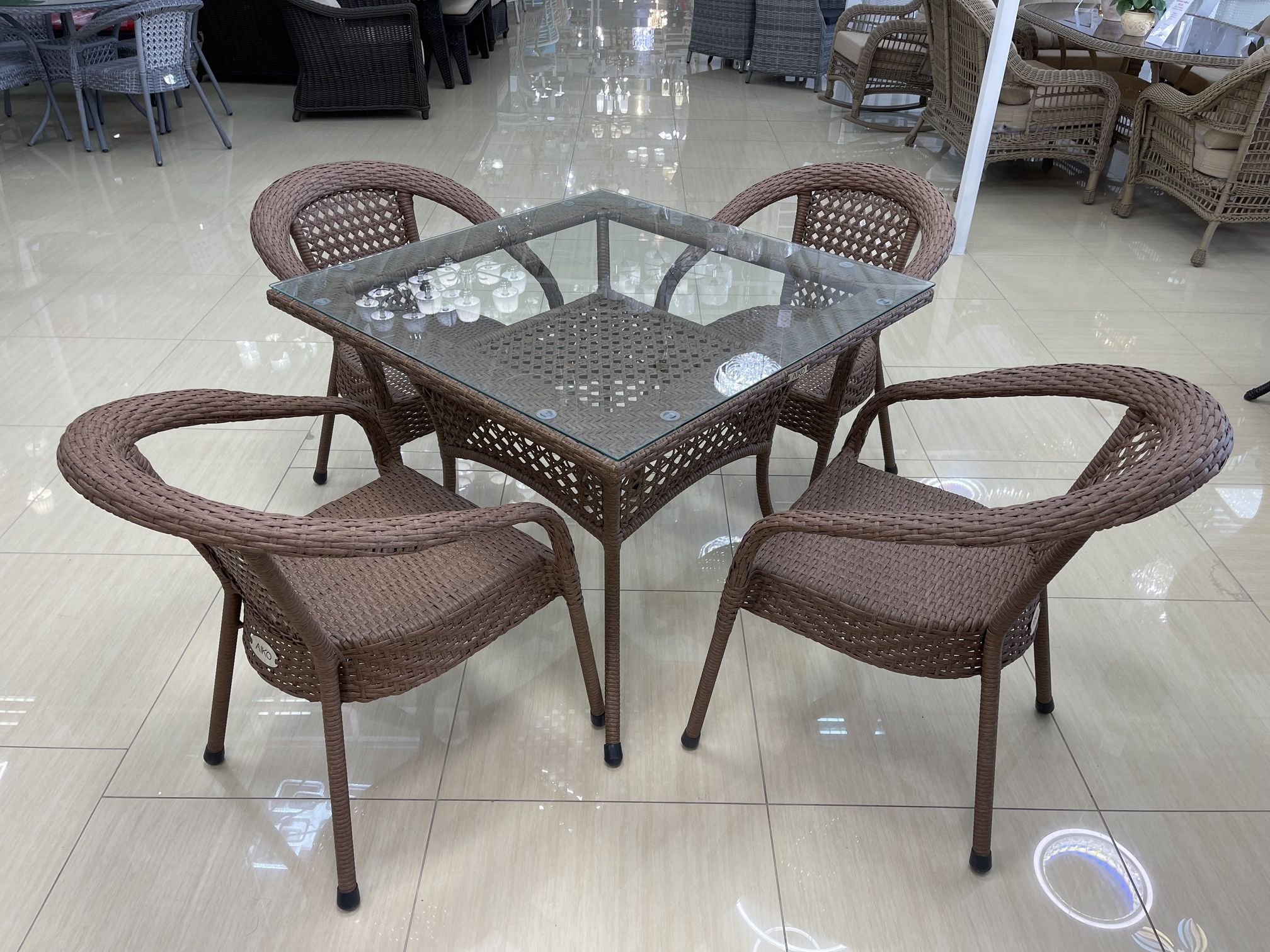 Комплект мебели DECO 900*900 Цвет: 0221 (орех) (Стол (Стекло) 900*900 + 4 Кресла без подушек)