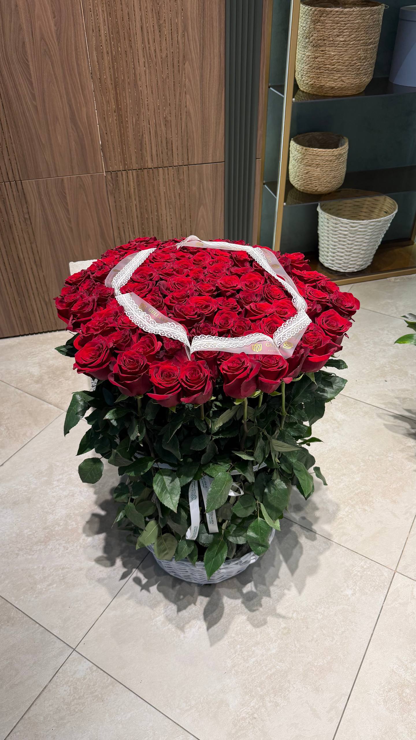 Корзина из 101 красной розы