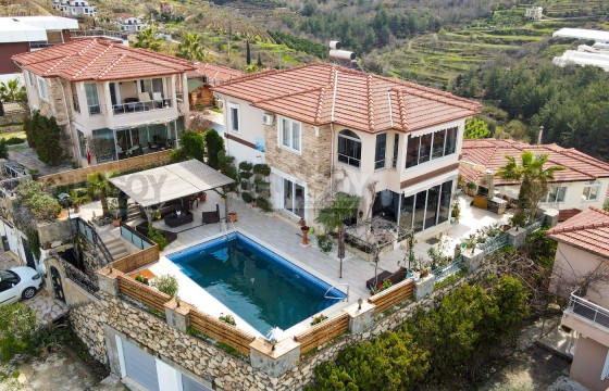 Уютная вилла с панорамными видами в районе Каргыджак, 140 м2 в Турции - фото 3