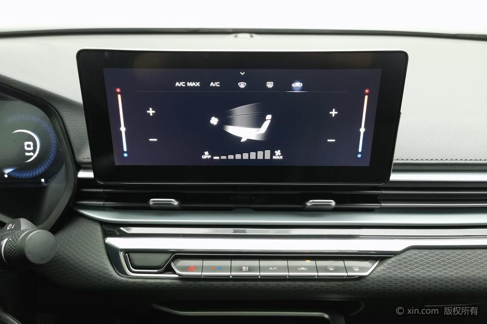 Emgrand 2022, 4-е поколение, 1.5L, механическая, люкс-комплектация - фото 11
