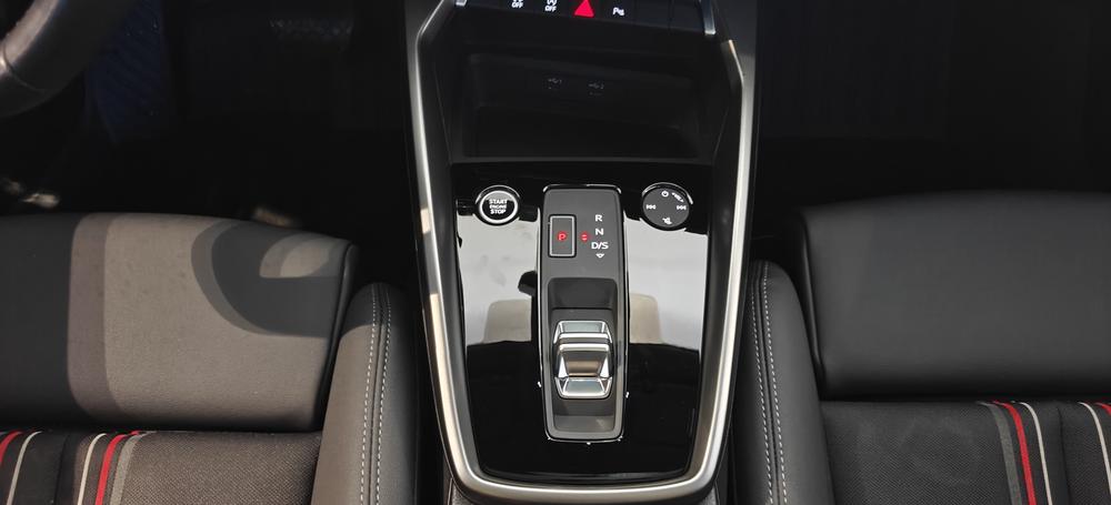 Audi A3 2023 Sportback 35 TFSI, стильная спортивная комплектация - фото 8