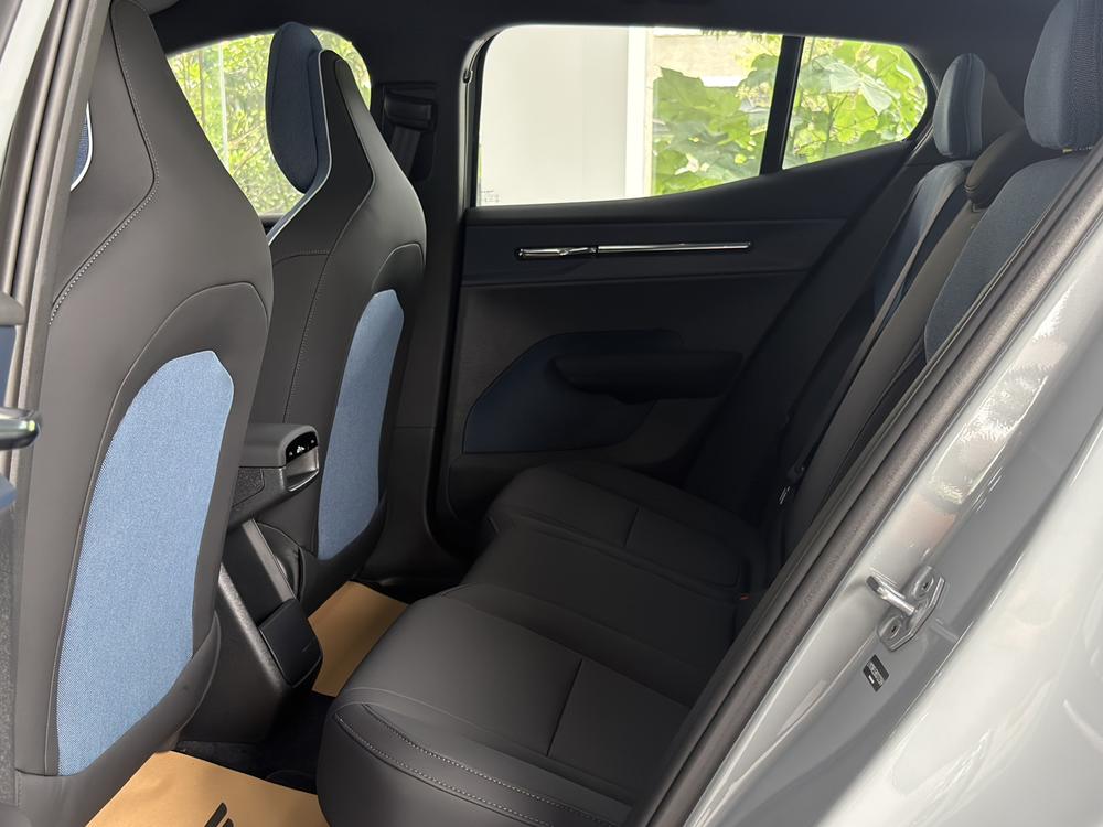 Volvo EX30 2025 модельного года, версия Plus с задним приводом и увеличенным запасом хода - фото 11