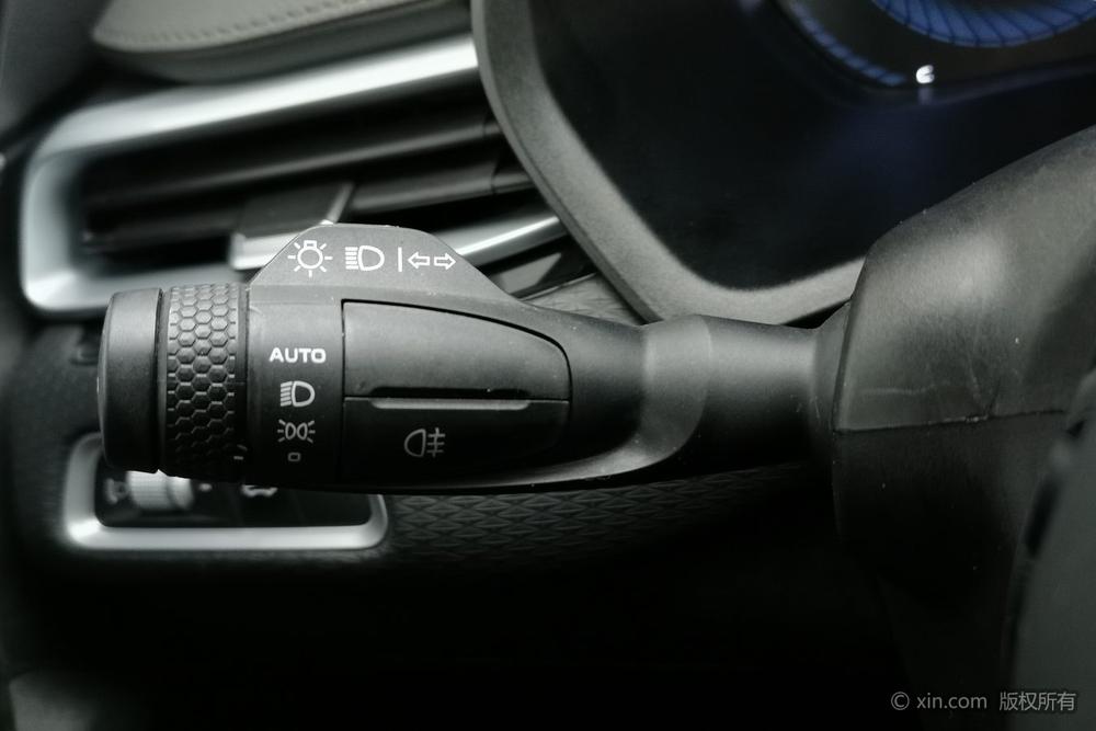 Emgrand 2022, 4-е поколение, 1.5L, механическая, люкс-комплектация - фото 17