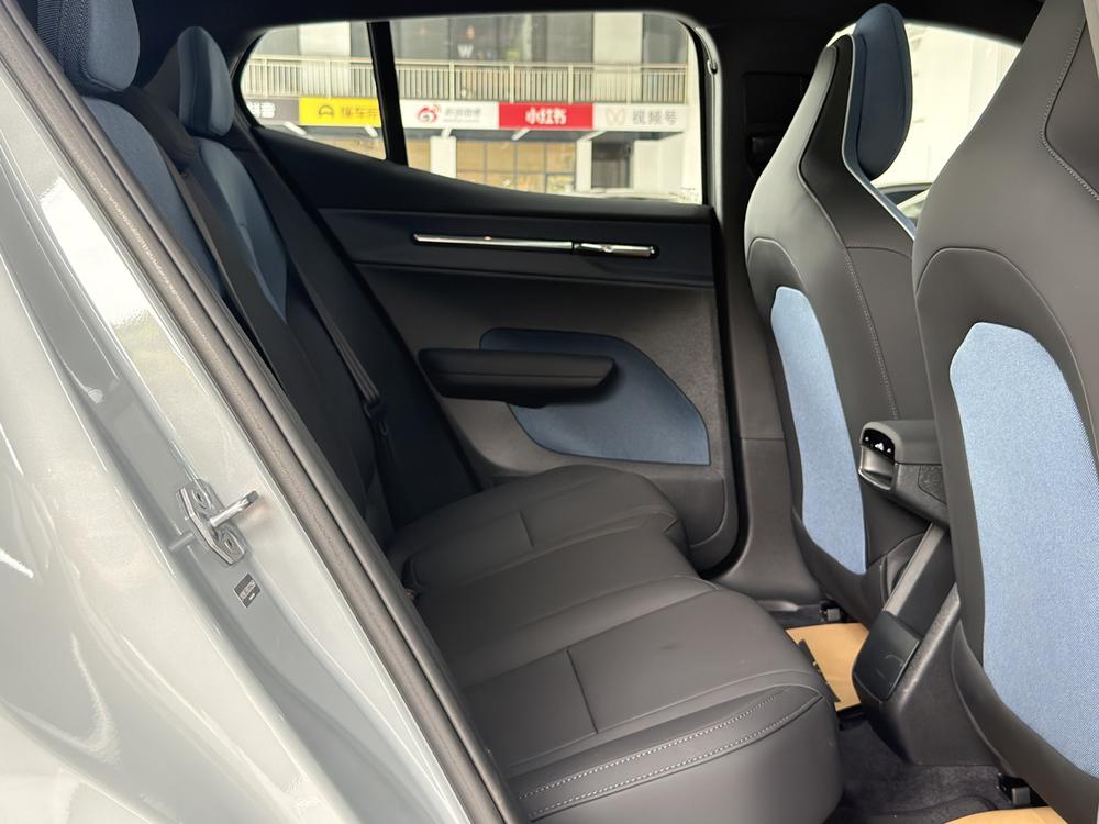 Volvo EX30 2025 модельного года, версия Plus с задним приводом и увеличенным запасом хода - фото 13
