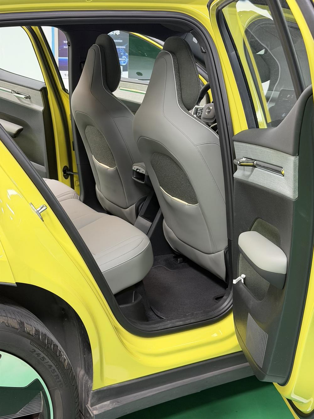 Volvo EX30 2025 заднеприводная версия с увеличенным запасом хода Ultra - фото 8