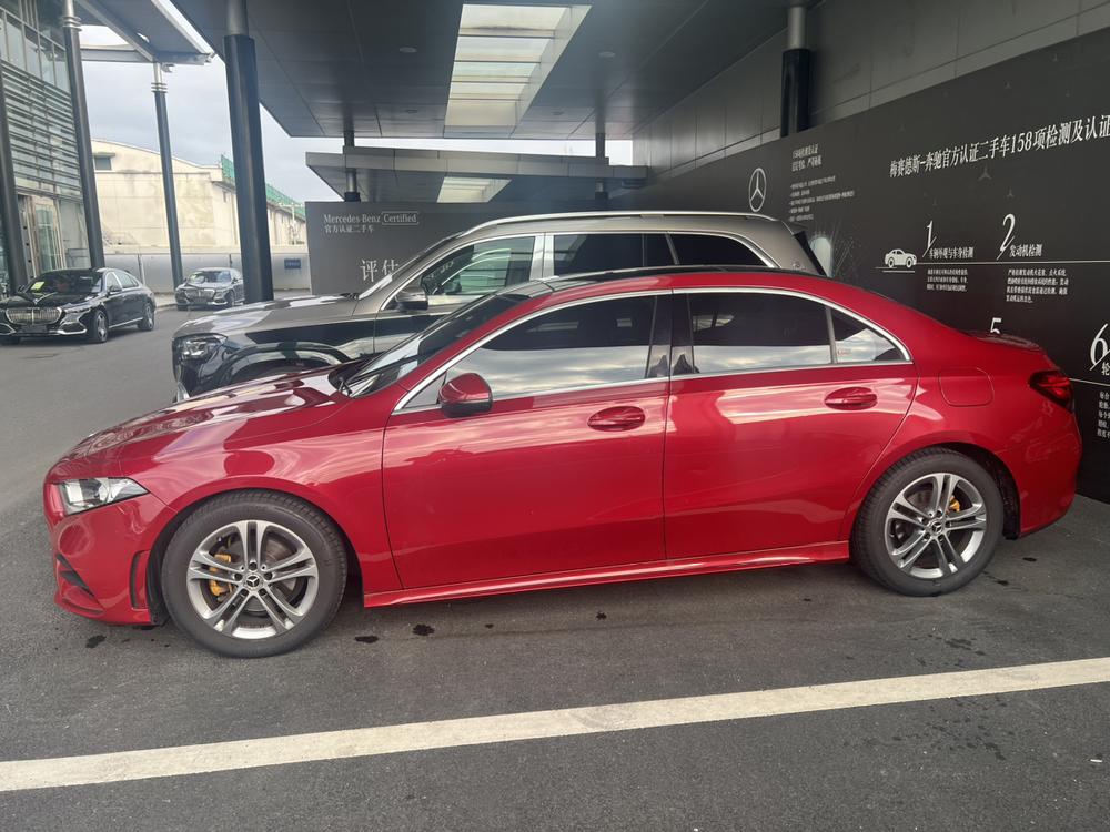 Mercedes-Benz A-Class 2022 года A 180 L спортивный седан - фото 3
