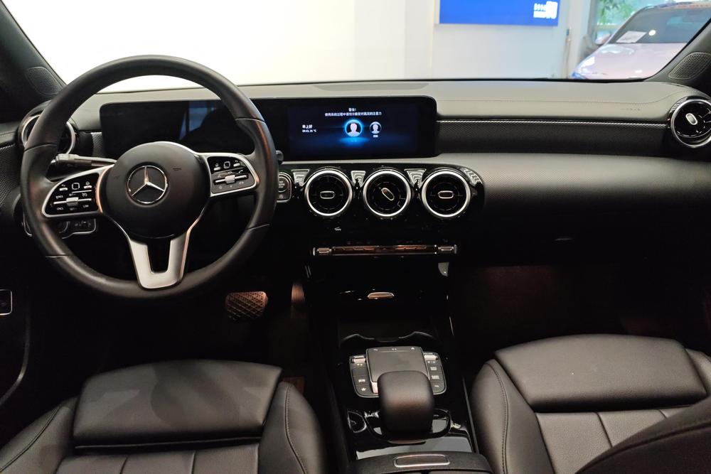 Mercedes-Benz A-Class 2022 года A 180 L спортивный седан - фото 13