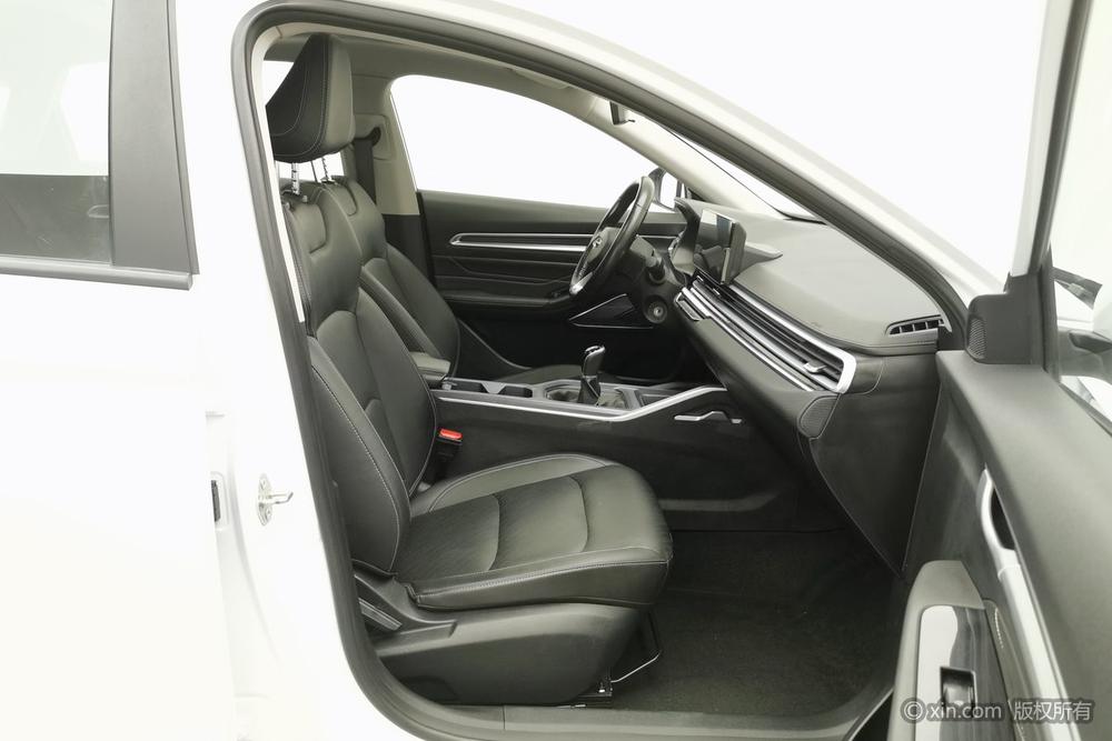 Emgrand 2022, 4-е поколение, 1.5L, механическая, люкс-комплектация - фото 10