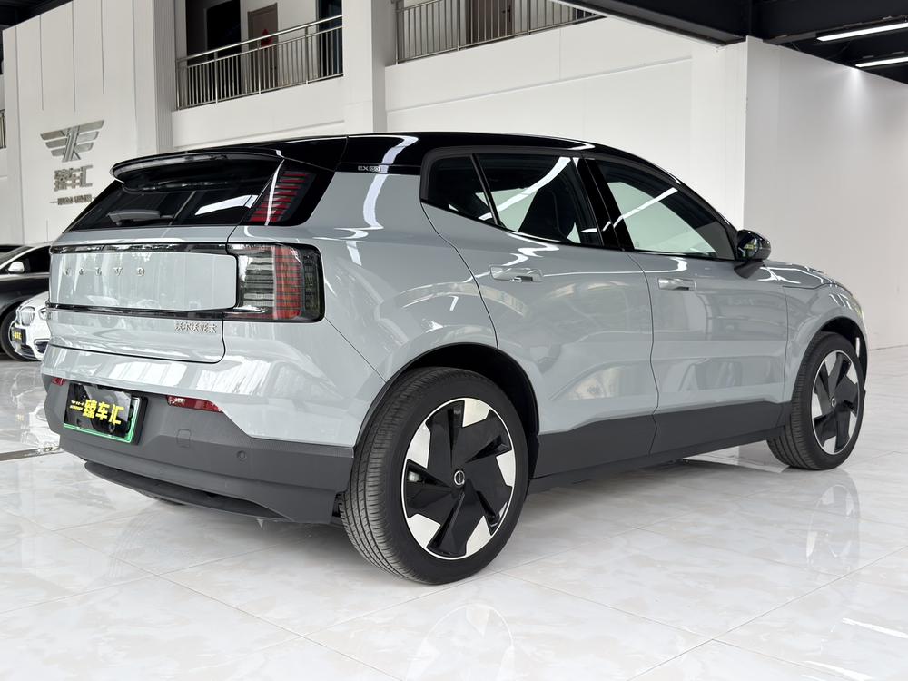 Volvo EX30 2025 модельного года, версия Plus с задним приводом и увеличенным запасом хода - фото 7