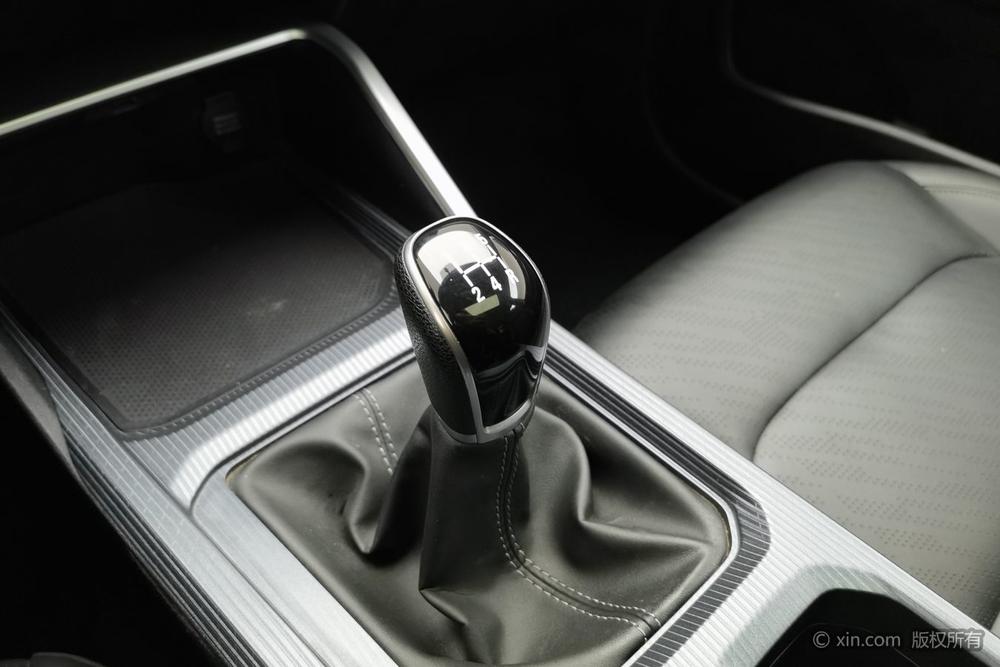 Emgrand 2022, 4-е поколение, 1.5L, механическая, люкс-комплектация - фото 16