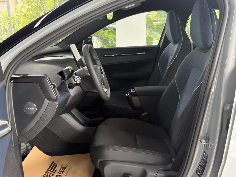 Volvo EX30 2025 модельного года, версия Plus с задним приводом и увеличенным запасом хода - фото 10