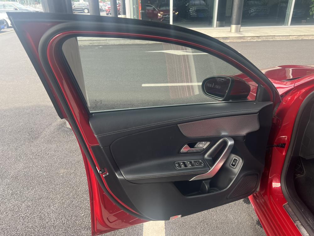 Mercedes-Benz A-Class 2022 года A 180 L спортивный седан - фото 14