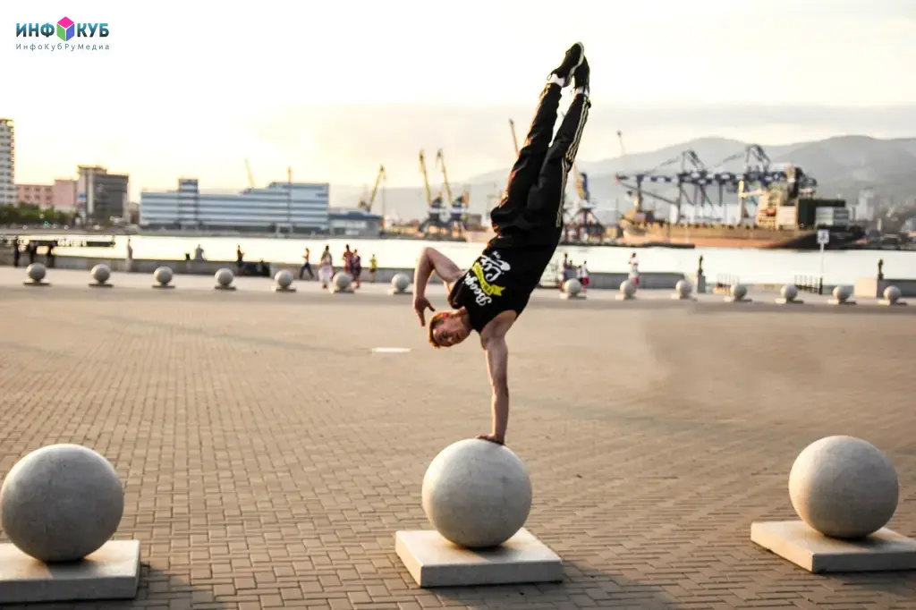 Уличные танцы для мальчиков в Новороссийске | Тренер — чемпион B-Boy Серж