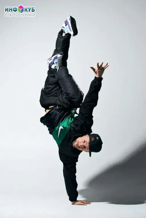 Уличные танцы для мальчиков в Новороссийске | Тренер — чемпион B-Boy Серж