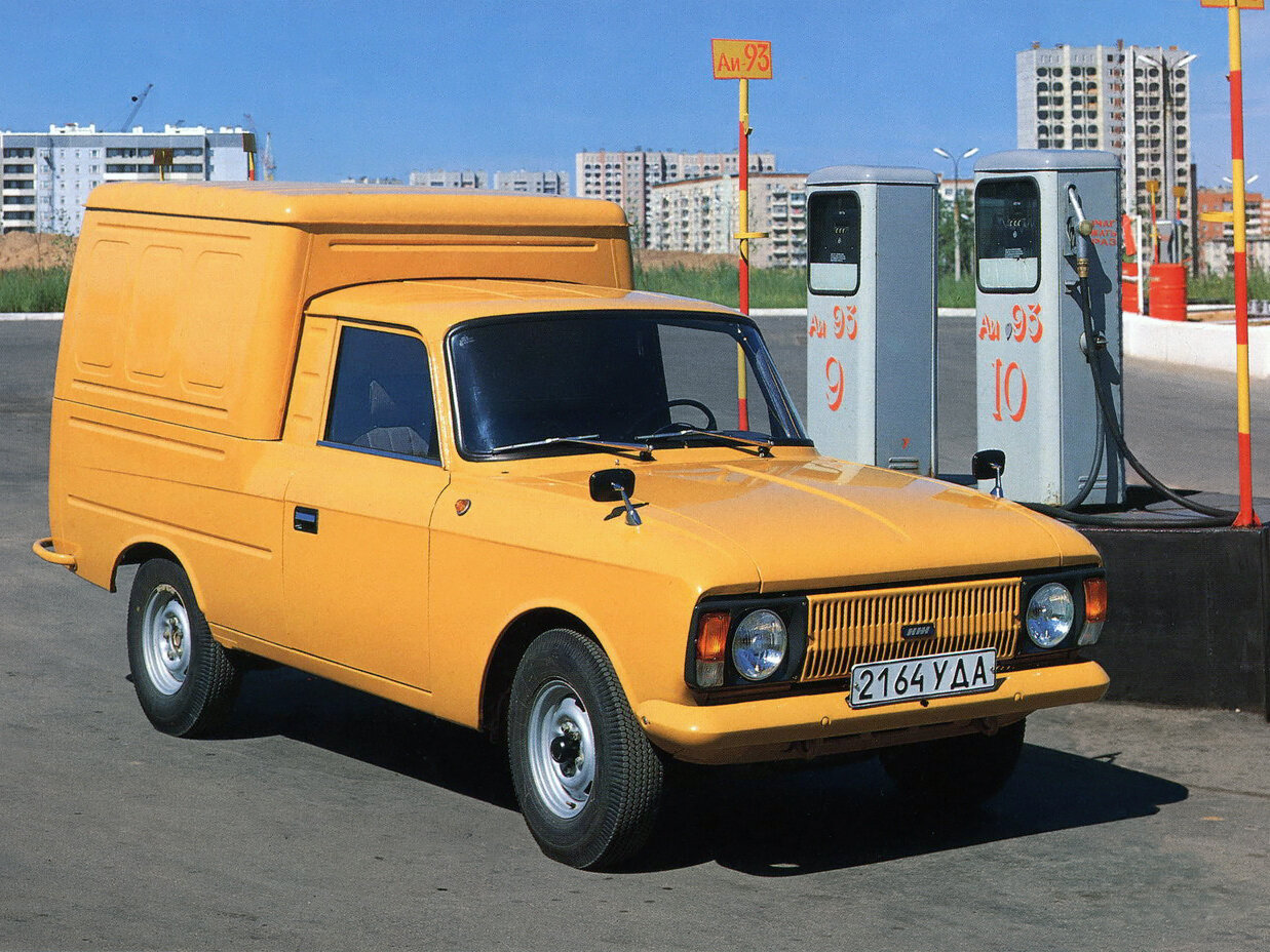 Спереди