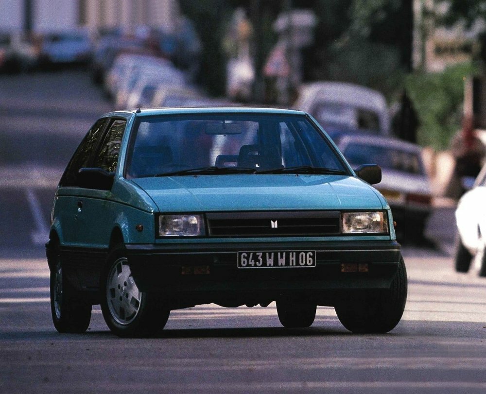 Спереди