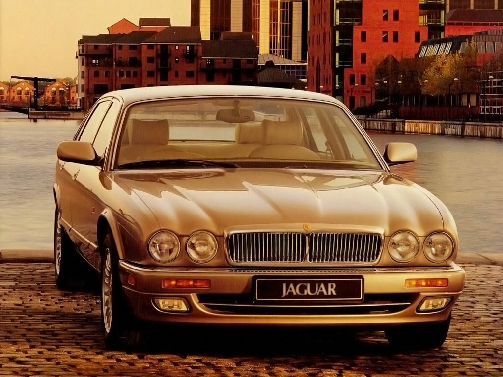 Спереди