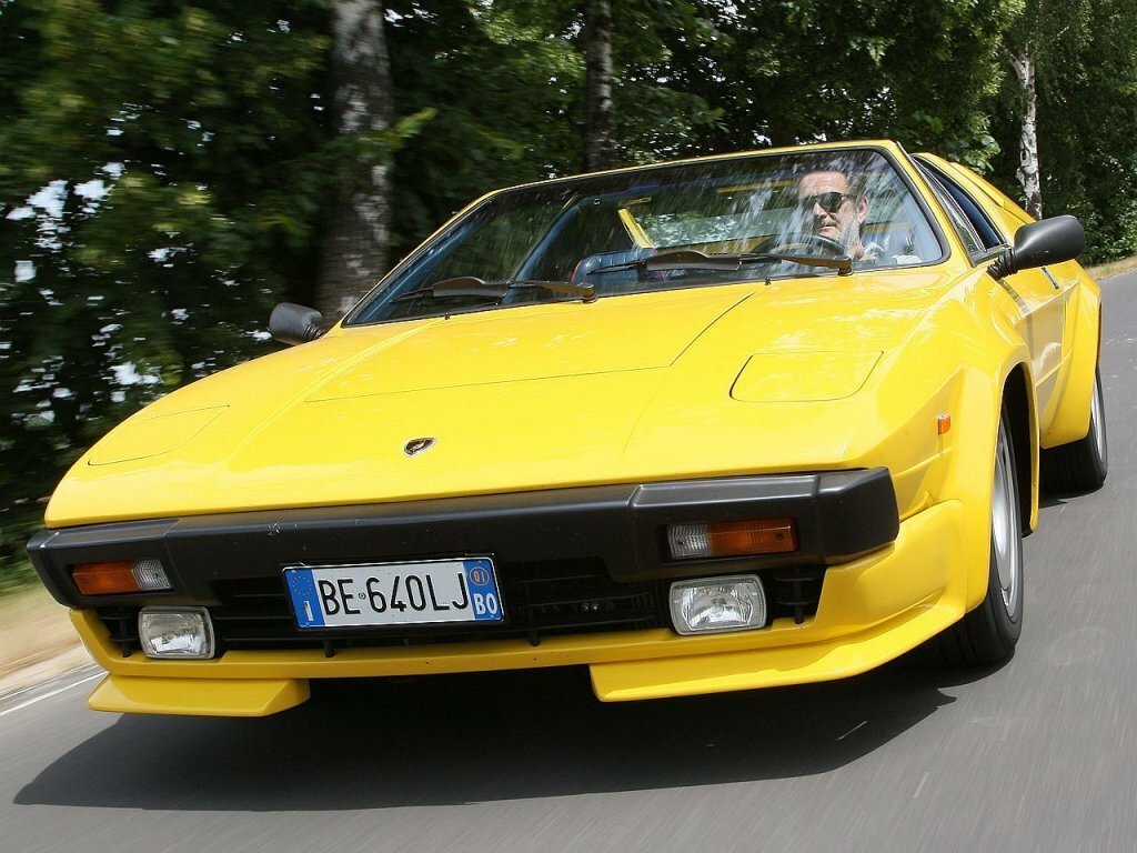 Спереди