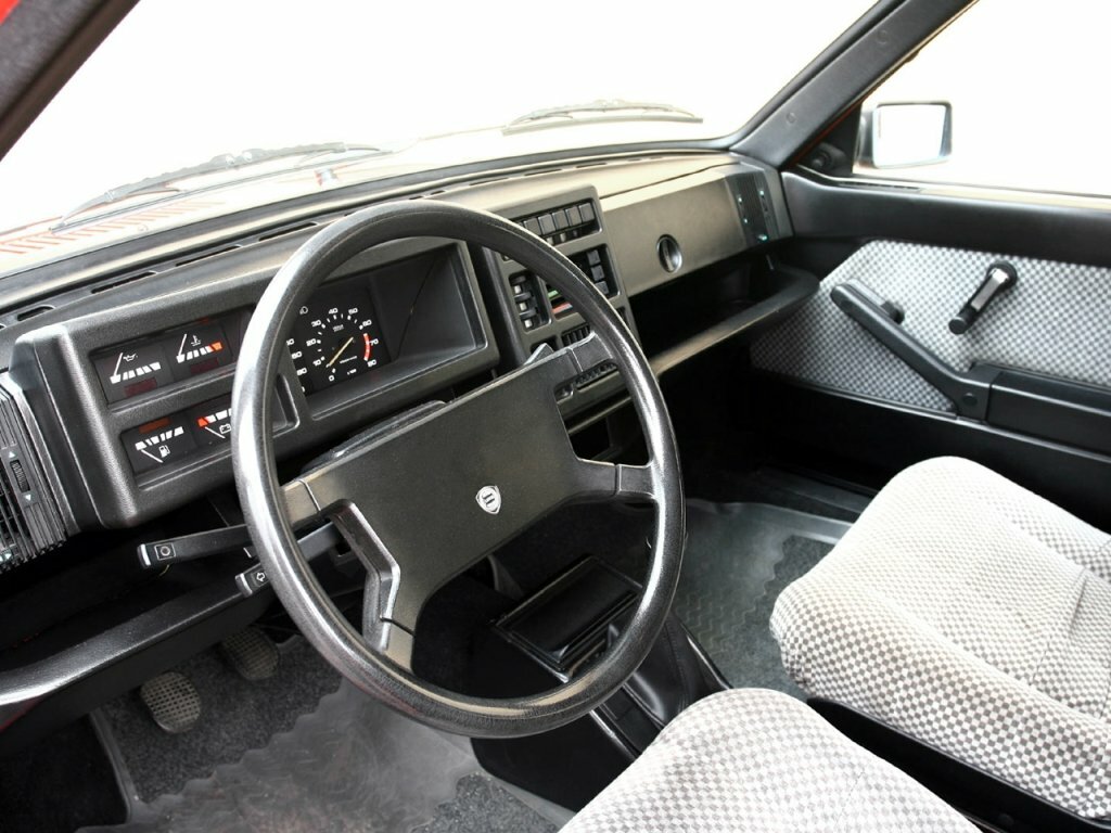 Салон спереди