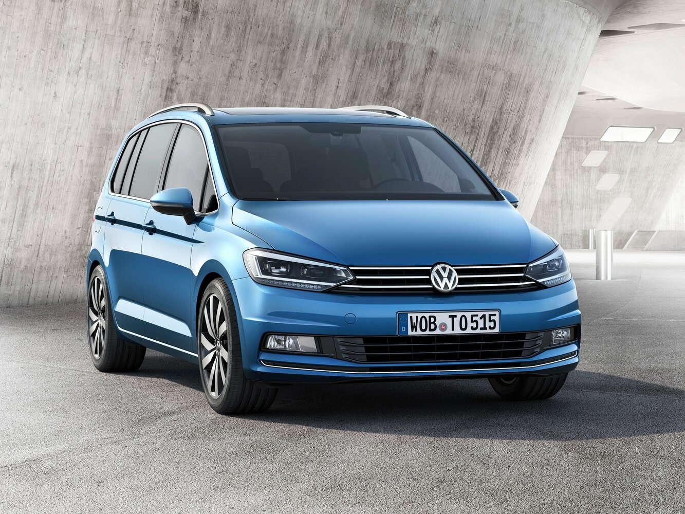 Спереди