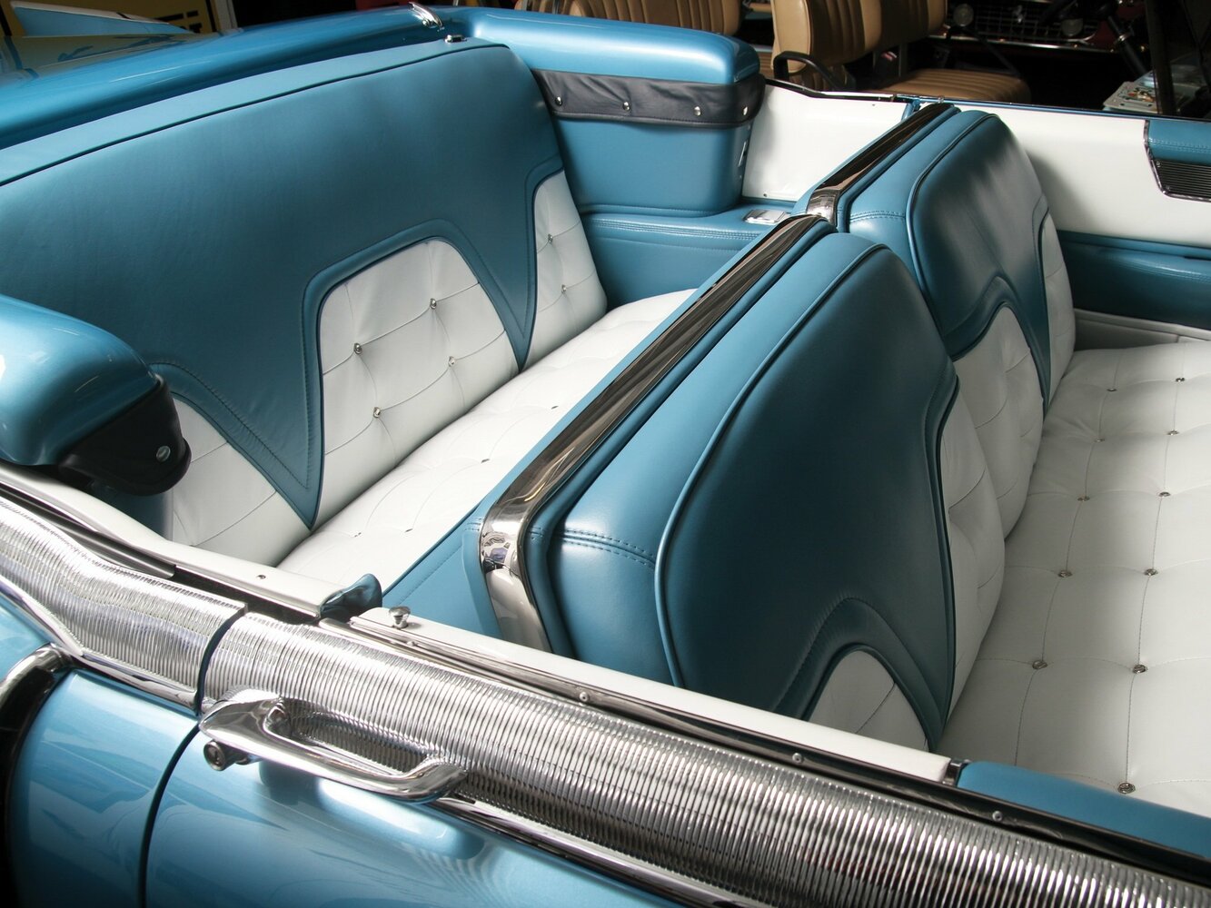 Салон сзади