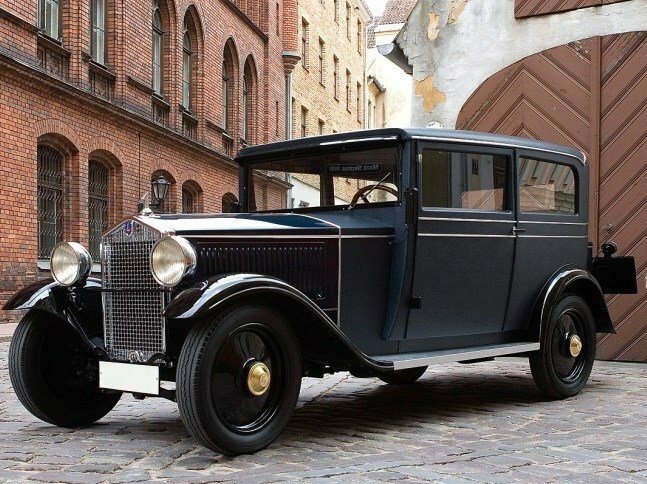 Спереди