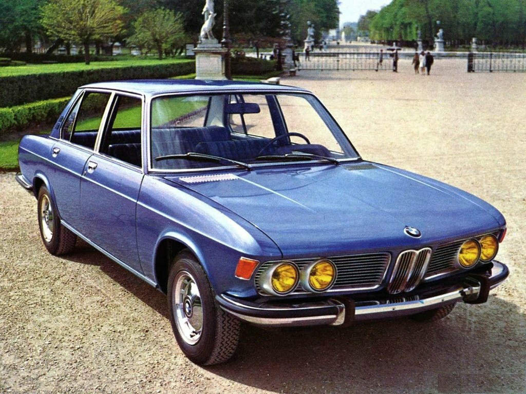 Спереди