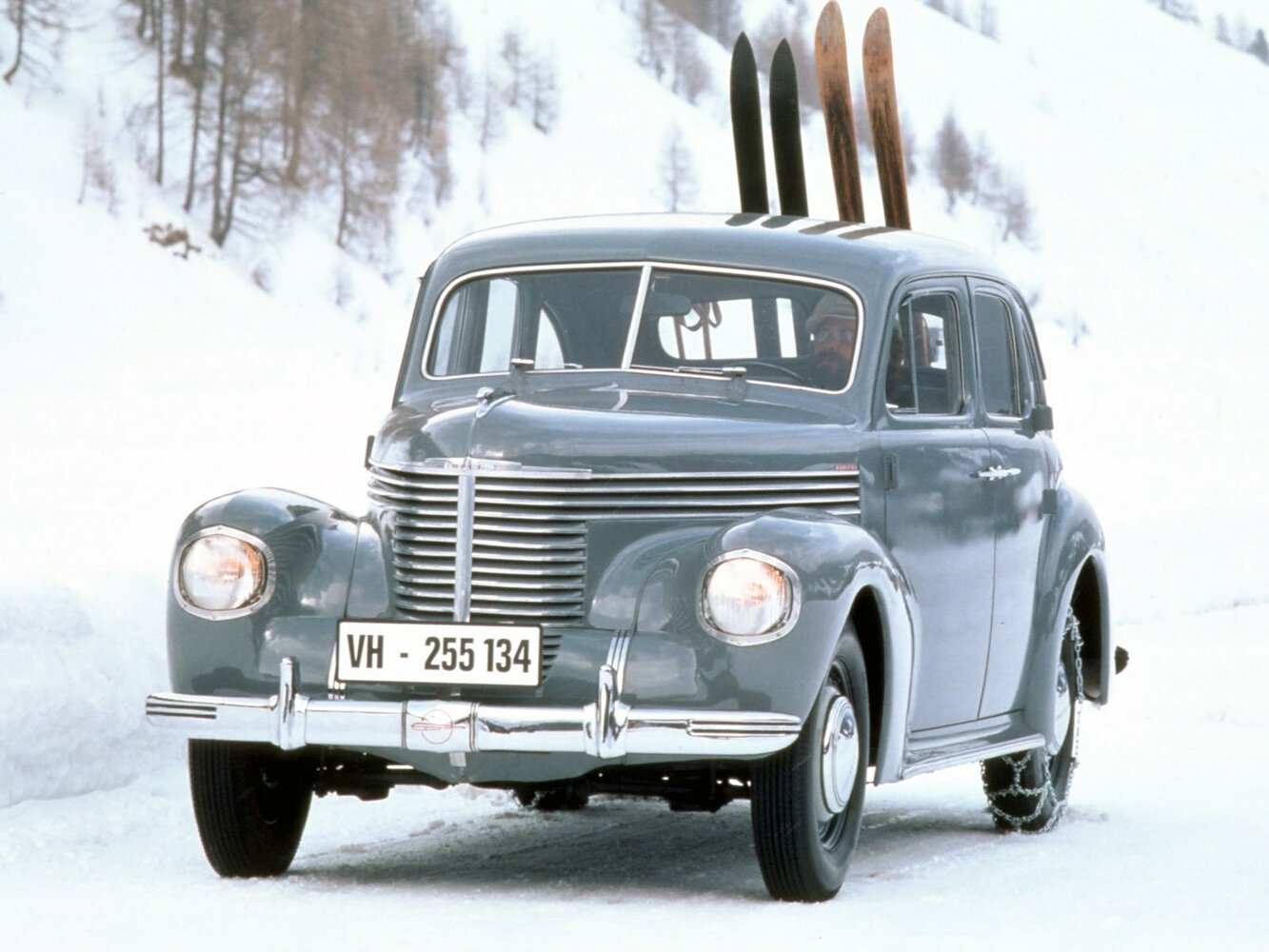 Спереди