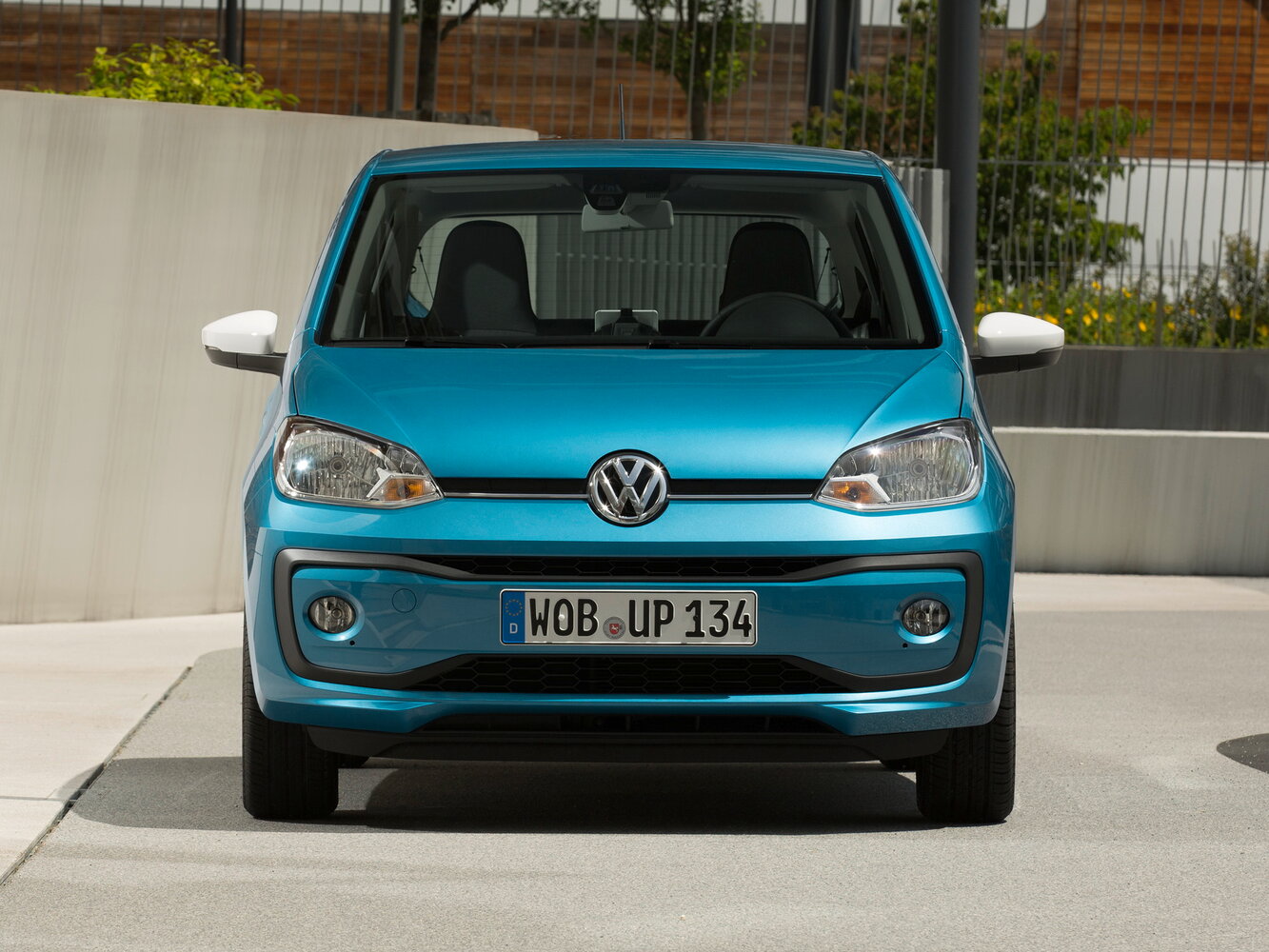 Спереди