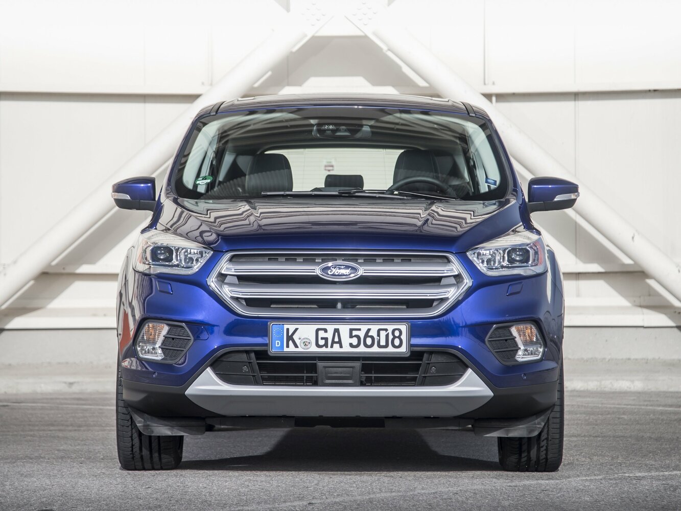 Спереди