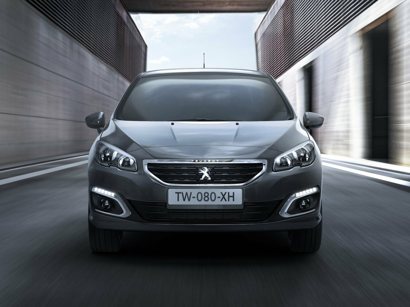 Спереди