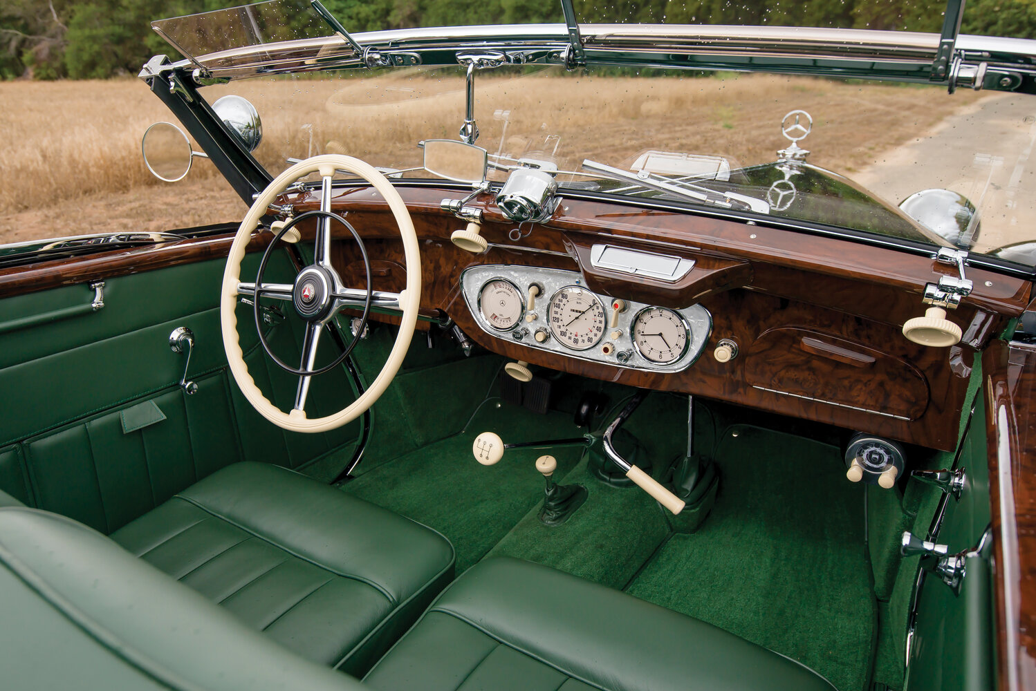 Салон спереди