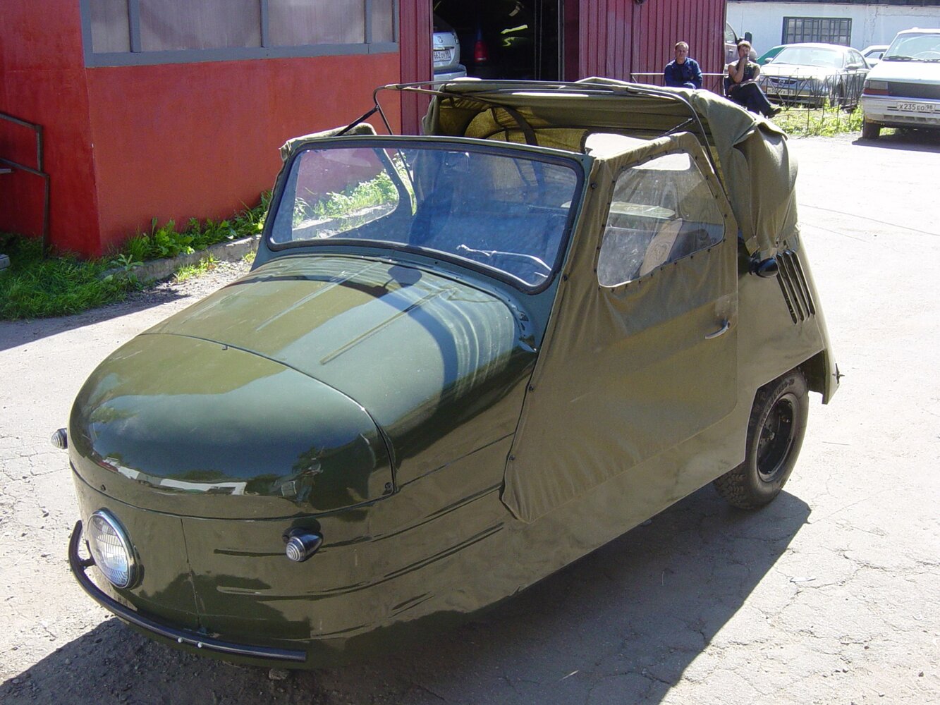 Спереди