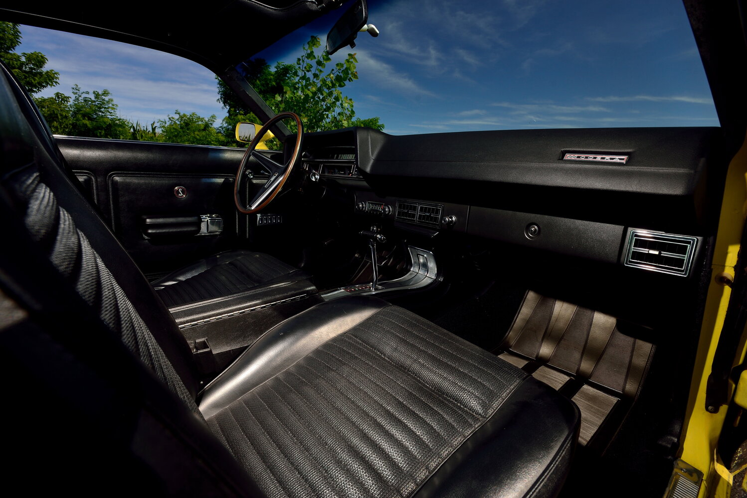 Салон спереди