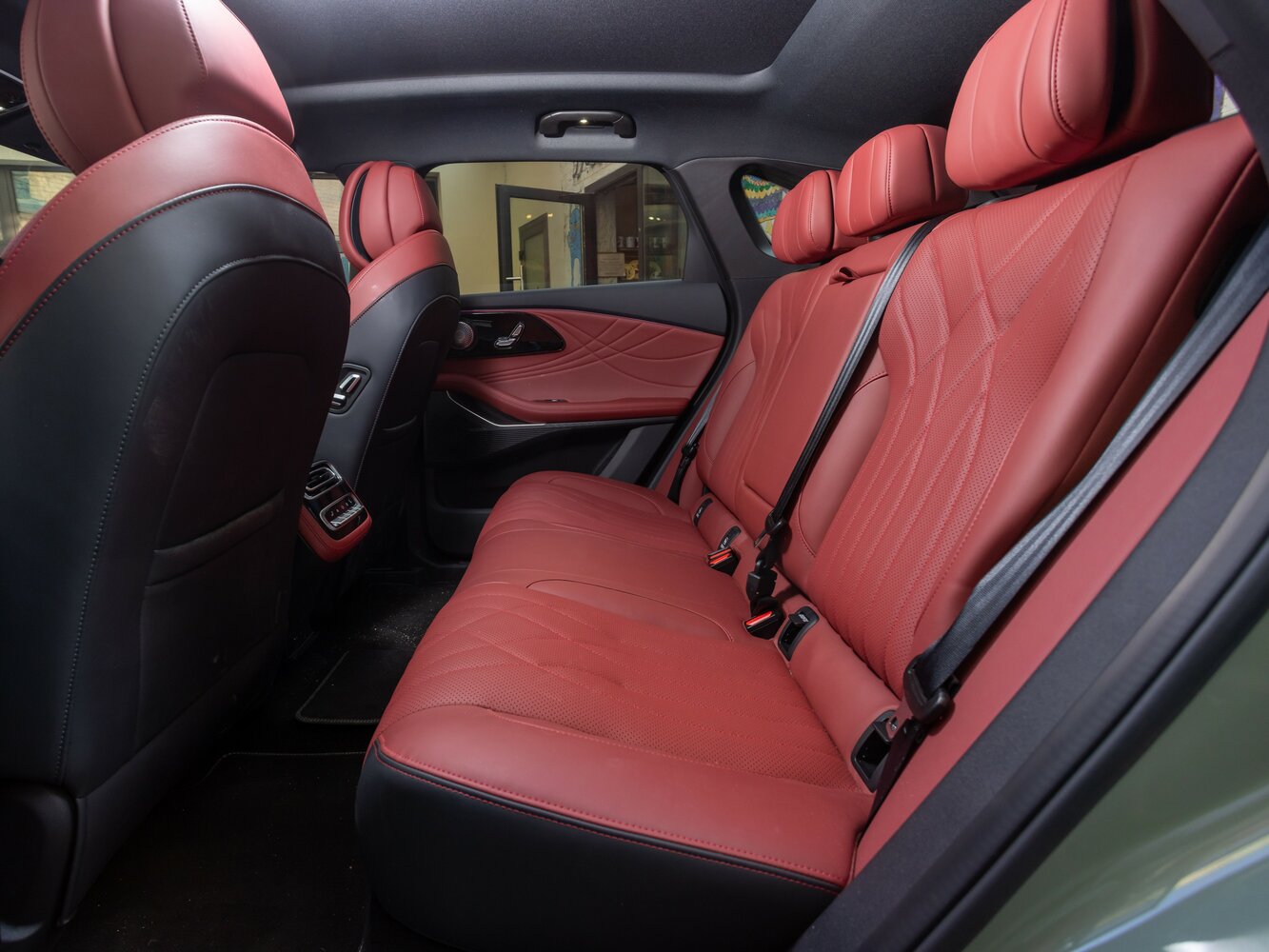 saloon-back_1
