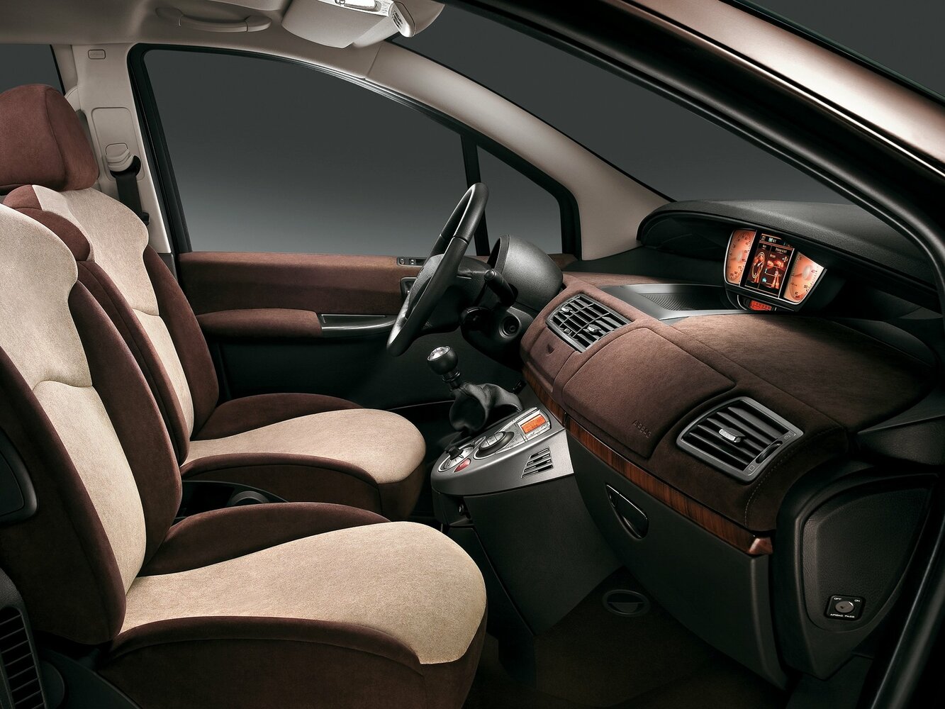 Салон спереди