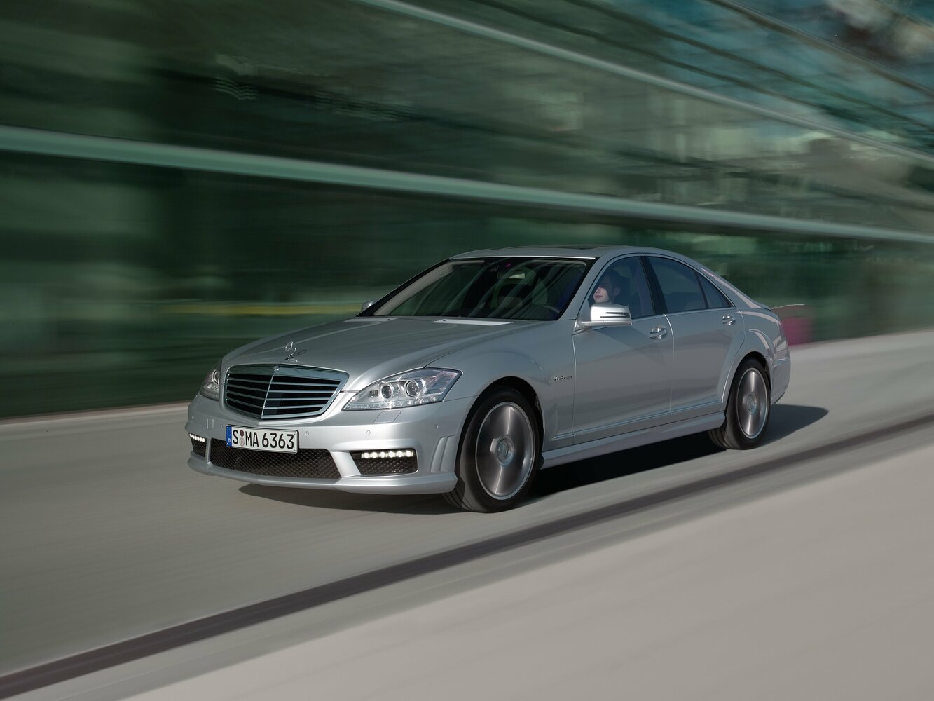 63 AMG 6.2 AT (525 л.с.)