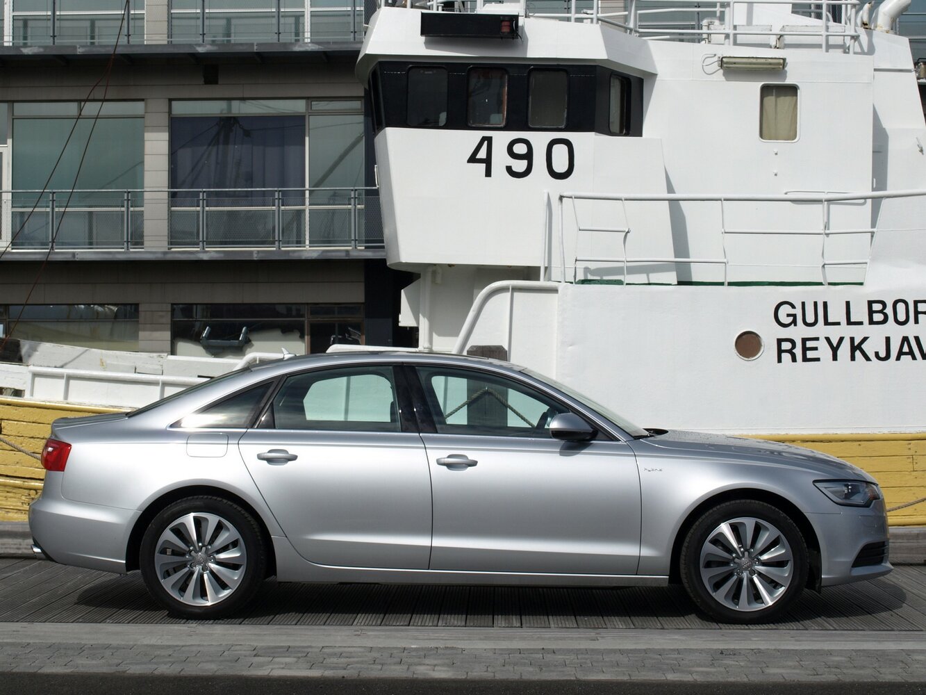 Сбоку