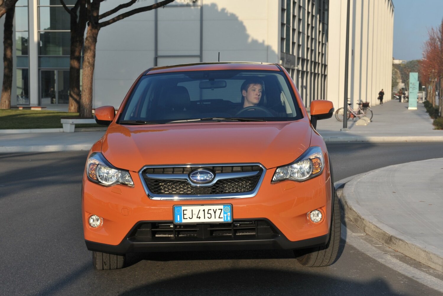 Спереди