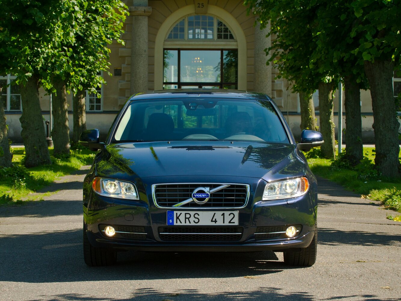 Спереди