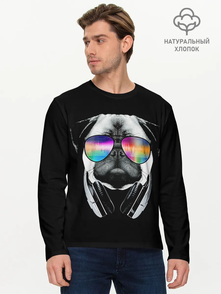 Мужской лонгслив базовый / Мопс в наушниках