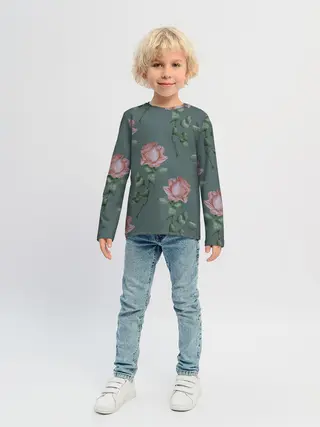 Детский лонгслив / Красные розы на зеленом фоне