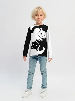 Детский лонгслив / Черный и белый кот кувыркаются.
