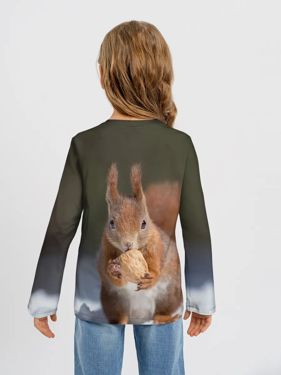Детский лонгслив / белка с орехом на снегу