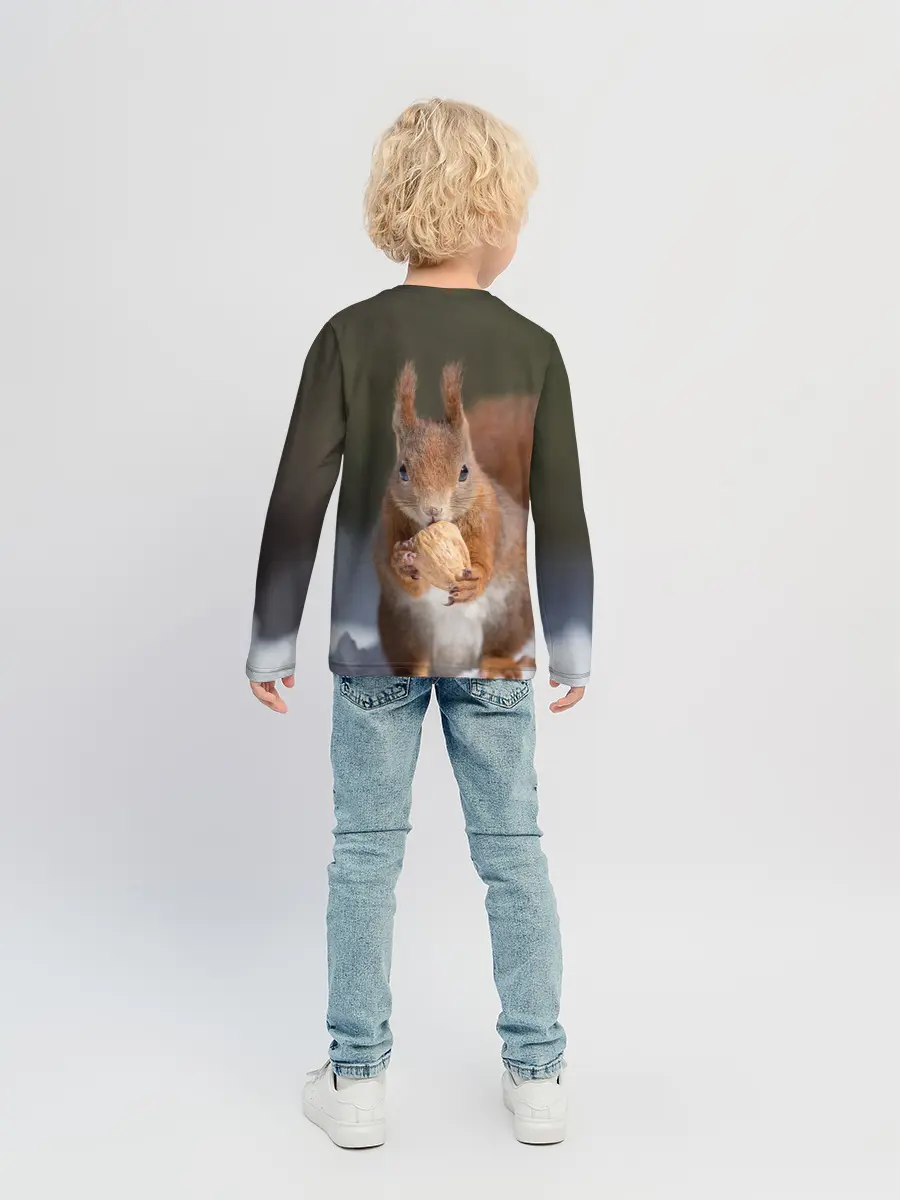 Детский лонгслив / белка с орехом на снегу