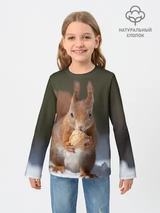 Детский лонгслив / белка с орехом на снегу
