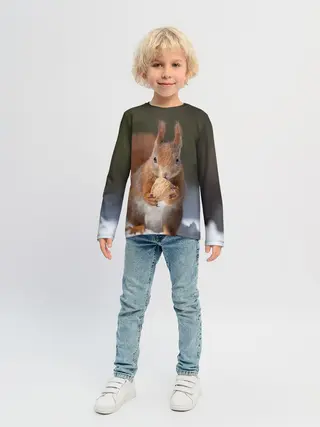 Детский лонгслив / белка с орехом на снегу