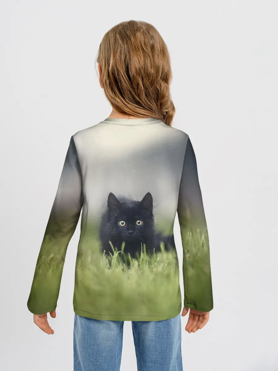 Детский лонгслив / черный кот на лугу