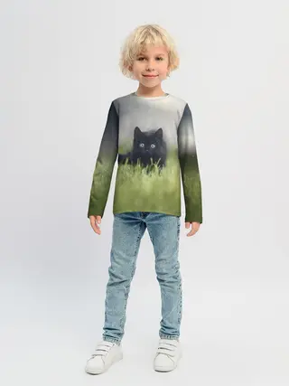 Детский лонгслив / черный кот на лугу